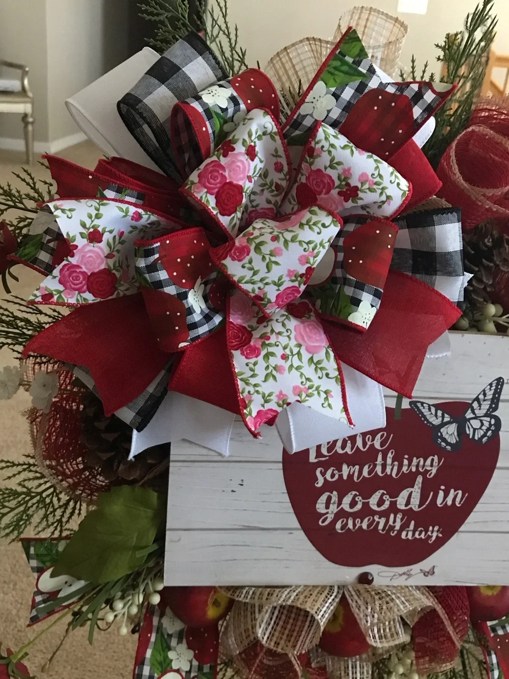 Dollcake Red, White,Green & Apple Everyday Wreath